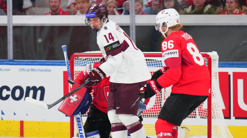 Olivers Mūrnieks pret Janisu Mozeru. Foto: André Ringuette/IIHF