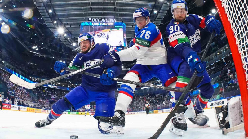 Cīņa Itālijas valstsvienības vārtu tuvumā. Foto: Matt Zambonin/IIHF