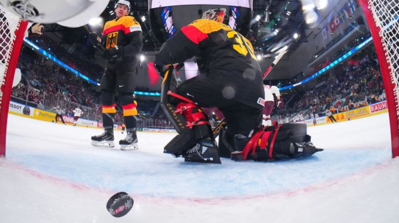 Vācijas izlases hokejisti pēc zaudētiem vārtiem pret Latviju Foto: IIHF