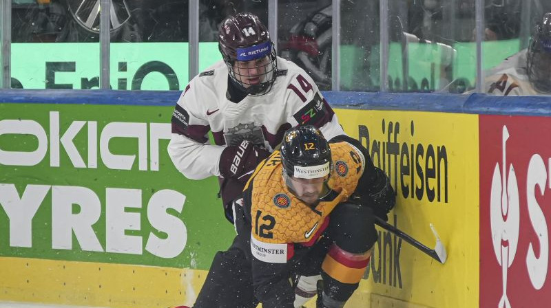 Olivers Mūrnieks cīņā pret Vācijas izlasi. Foto: Guntis Lazdāns/LHF