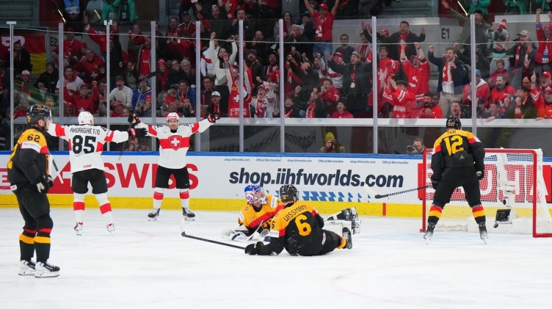 Svens Andrigeto svin vārtu guvumu. Foto: Andre Ringuette/IIHF