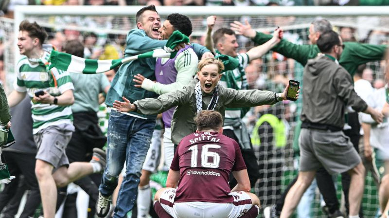 "Hearts" futbolists Blērs Spitals noraugās "Celtic" fanu svinībās laukumā. Foto: IMAGO/Focus Images/Scanpix