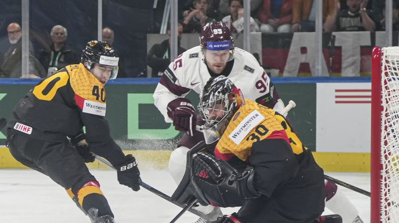 Oskars Batņa spēlē pret Vāciju. Foto: Guntis Lazdāns/LHF