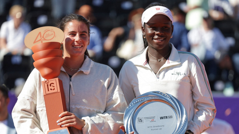 Emma Navarro un Viktorija Mboko. Foto: AFP/Scanpix