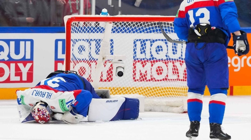 Slovākijas izlases vārtsargs Samuels Hlavajs pēc kārtējiem zaudētiem vārtiem spēlē pret Kanādas izlasi. Foto: Matt Zambonin/IIHF