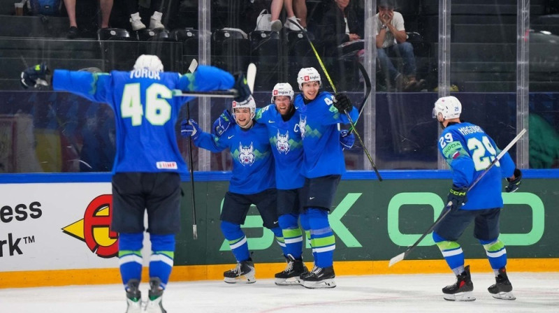 Slovēnijas izlase svin vartu guvumu izšķirošajā spēlē pret Itālijas izlasi par palikšanu elites divīzijā. Foto: Matt Zambonin/IIHF