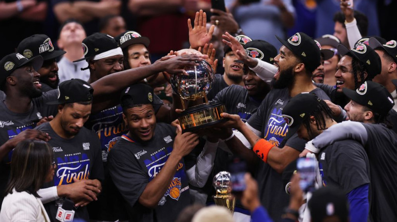 Ņujorkas basketbolisti paceļ konferences čempionu trofeju. Foto. AP. Scanpix