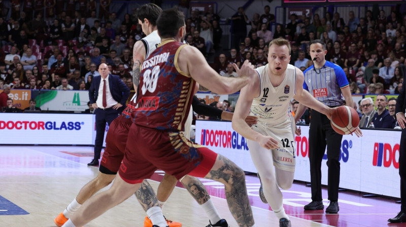 Artūrs Strautiņš uzbrukumā. Foto: Sergio Mazza/LaPresse/Scanpix