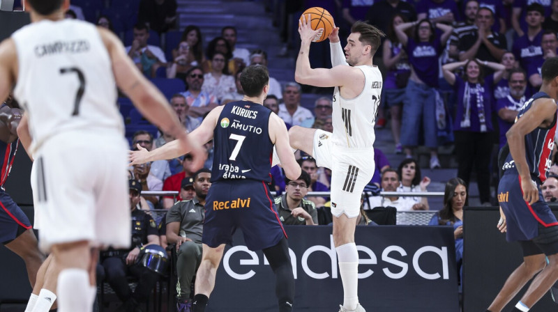 Rodions Kurucs aizsardzībā pret Mario Hezoņu. Foto: Irina R. Hipolito/Zumapress.com/Scanpix