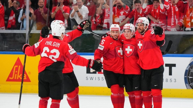 Šveices izlases kapteinis svin vārtu guvumu pasaules čempionāta ceturtdaļfināla spēlē. Foto: Andre Ringuette/IIHF