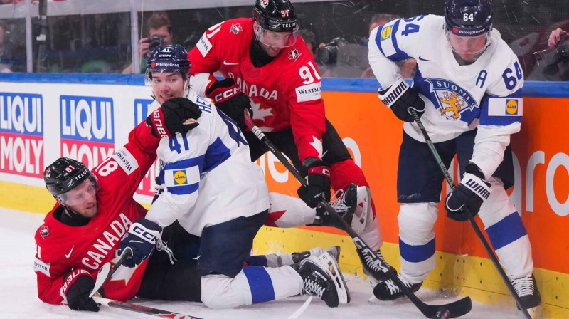 Cīņa par ripu Kanādas un Somijas pusfināla spēlē Cīrihē. Foto: Matt Zambonin/IIHF