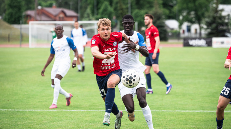 FS "Jelgava" uzbrucējs Tomašs Ratajs spēlē pret BFC "Daugavpils". Foto: Ruslans Antropovs
