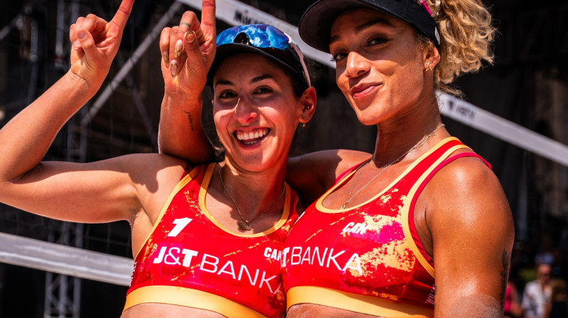Melisa Humana-Paredesa un Brendija Vilkersone. Foto: volleyballworld.com