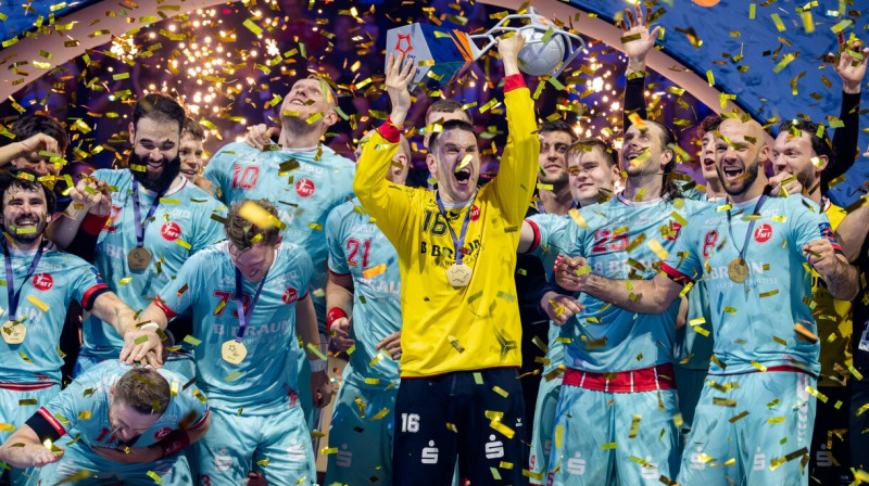 Melzungenes handbolisti ar izcīnīto EHF Eiropas līgas balvu. Foto: Philipp Stevens/Imago Images/Scanpix