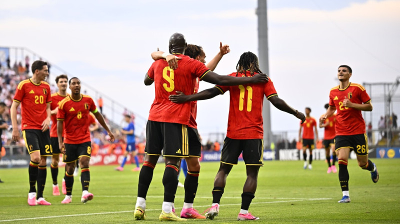 Beļģijas valstsvienības futbolisti Rijekā pēc Romelu Lukaku vārtu guvuma cīņā pret horvātiem. Foto: Tomas Sisk/Zumapress.com/Scanpix