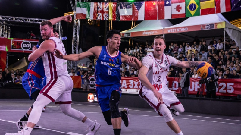 Kārlis Lasmanis ar bumbu. Foto: FIBA 3x3