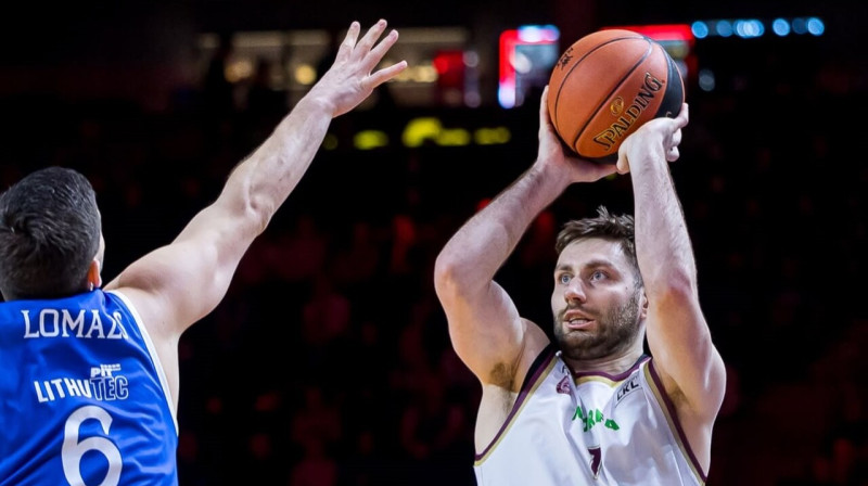 Kristians Kulamē uzbrukumā pret Rihardu Lomažu. Foto: BC Lietkabelis Panevėžys