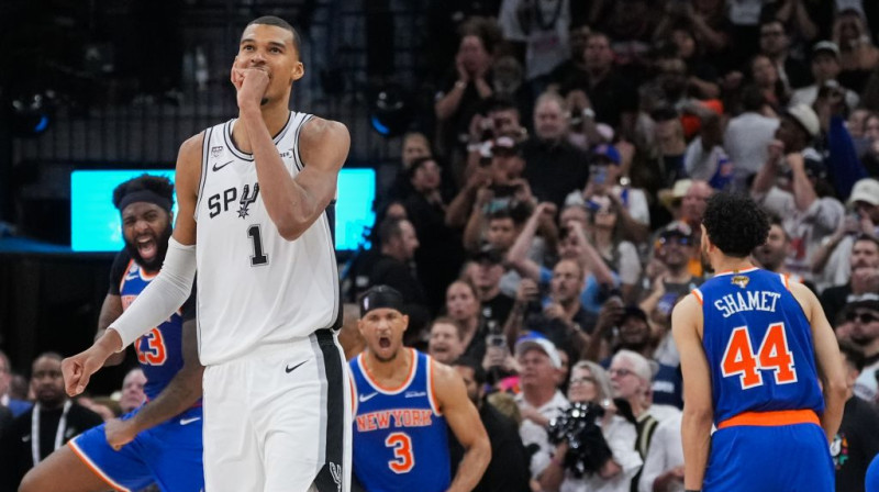 VIktors Vembanjamama un Ņujorkas basketbolisti fonā. Foto. AP. Scanpix