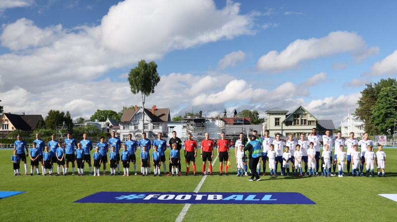 Igaunijas un Fēru Salu futbolisti pirms 2026. gada Baltijas kausa pusfināla spēles kūrortpilsētā Pērnavā. Foto: Ago Tammik/Delfi Meedia
