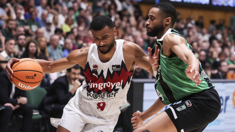 Badalonas "Joventut" vilcējspēks Kamerons Hants aizsardzībā pret Vitorijas "Baskonia" zvaigzni Timotē Luvavu-Kabaro. 
Foto: Javier Borrego/Zumapress.com/Scanpix