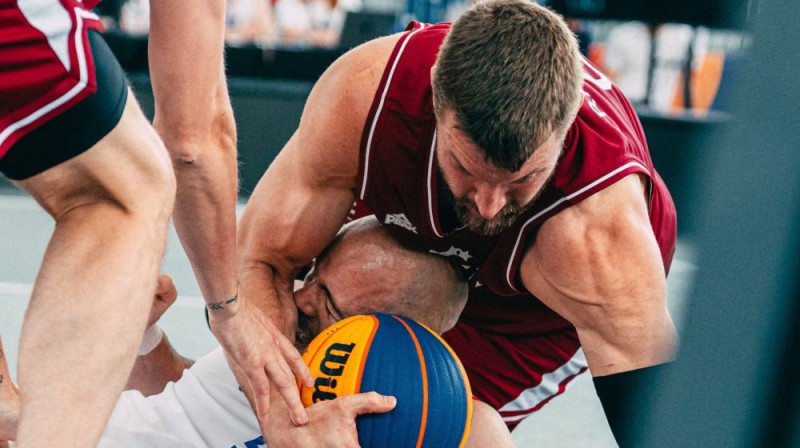 Zigmārs Raimo cīņā par bumbu Foto: FIBA