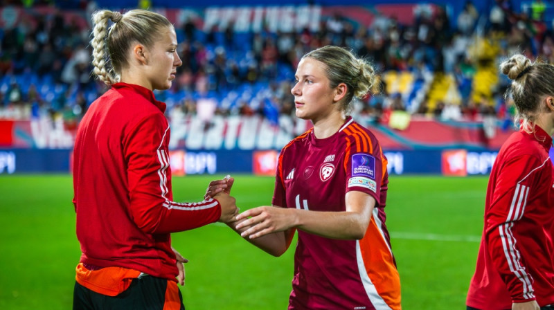 Karlīna Miksone un Gabriela Andersone. Foto: LFF