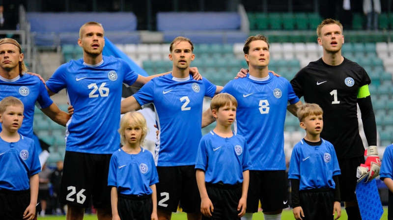 Igaunijas valstsvienības futbolisti pirms Baltijas kausa finālspēles Tallinā. Foto: Mauri Levandi/Delfi Meedia