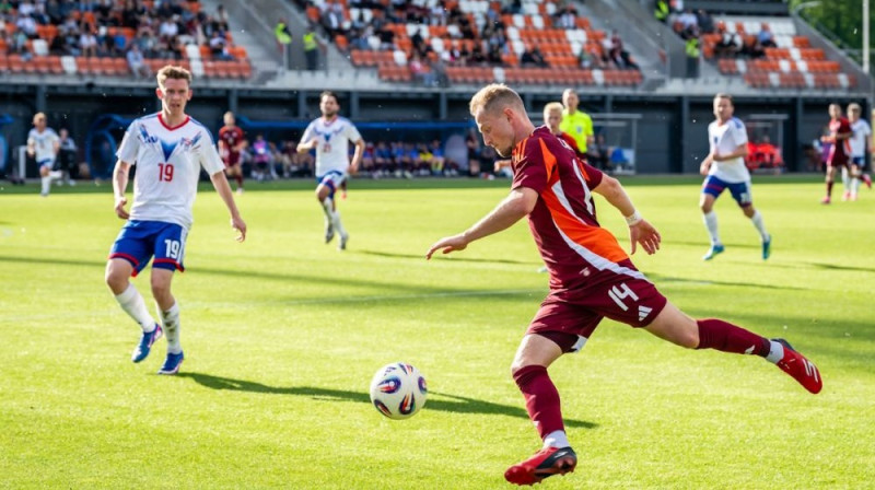 Andrejs Cigaņiks ar bumbu Foto: LFF