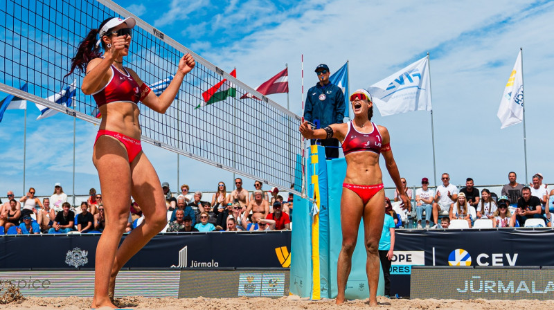 Anastasija Samoilova un Tīna Graudiņa. Foto: Kristaps Platačs