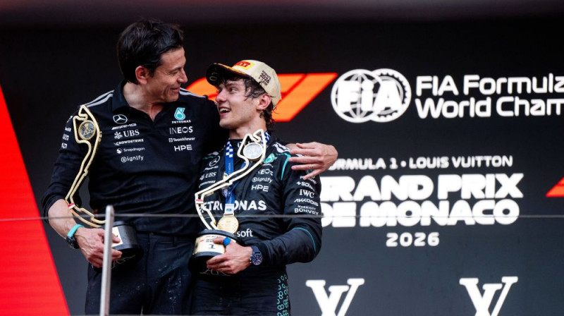 Toto Volfs un Kimi Antonelli. Foto: Motorsport.com