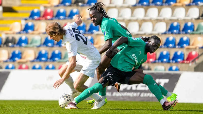 Gļebs Žaleiko cīņā pret diviem "Auda" futbolistiem, Foto: Kristians Putniņš/FK Auda