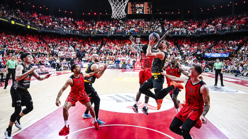 Mirklis Antverpenes "Giants" un Ostendes cīņā Beļģijas meistarsacīkšu finālā. Foto: Tom Goyvaerts/Zumapress.com/Scanpix