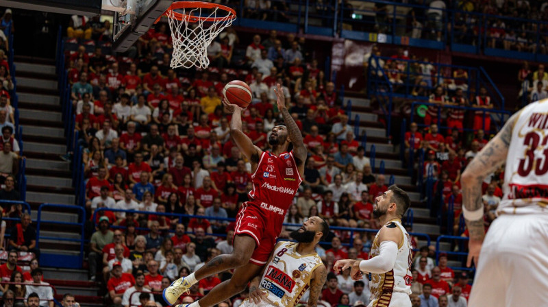 Milānas "Olimpijas" basketbolists Armoni Brukss uzbrukumā pret Venēcijas "Reyer" Itālijas A sērijas finālā. Foto: Matteo Rozza/Zumapress.com/Scanpix