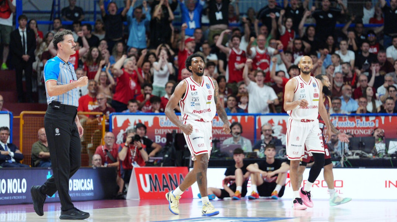 No kreisās: Milānas "Olimpijas" basketbolisti Armoni Brukss un Šeivons Šīldss Itālijas A sērijas finālspēlē Venēcijā. Foto: Simone Lucarelli/IPA/SIPA/Scanpix