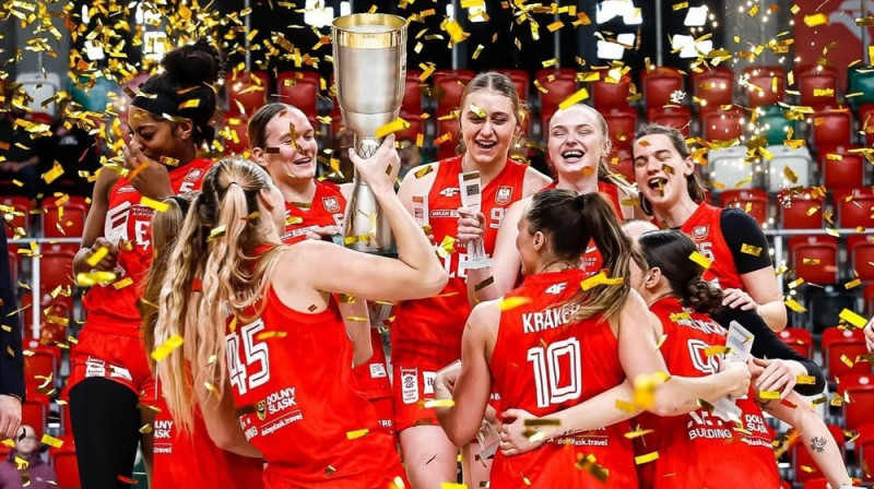 Digna Strautmane 2026. gada 11. janvārī paceļ Polijas kausu. Foto: Basket Liga Kobiet