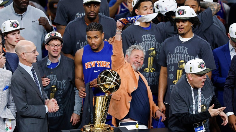 Džeimss Dolans kopā ar "Knicks" svin NBA čempionu titulu. Foto: Getty Images via AFP/Scanpix