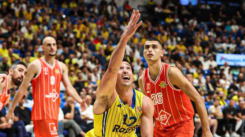 Telavivas "Maccabi" aizsargs Džons Dibartolomeo uzbrukumā. Foto: Maccabi Tel Aviv
