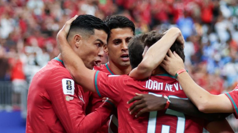 Portugāļi svin Žuau Neviša vārtu guvumu. Foto: Zumapress/Scanpix