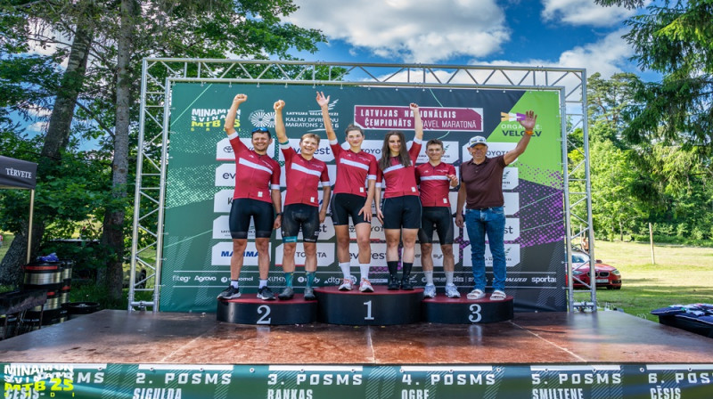 Čempionu kreklu īpašnieki. Foto: LRF.
