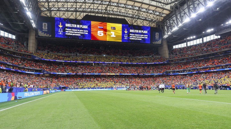 Pēc spēles beigām Hjūstonas stadionā brīdinājums par negaisu un aicinājums patverties stadionā. Foto: Zumapress/Scanpix
