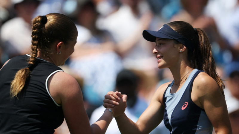 Aļona Ostapenko un Zejnepa Senmeza. Foto: Reuters/Scanpix