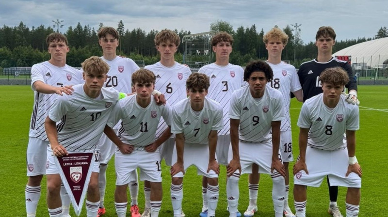 Latvijas U17 valstsvienības futbolisti pirms Baltijas kausa izcīņas spēles Somijā. Foto: LFF