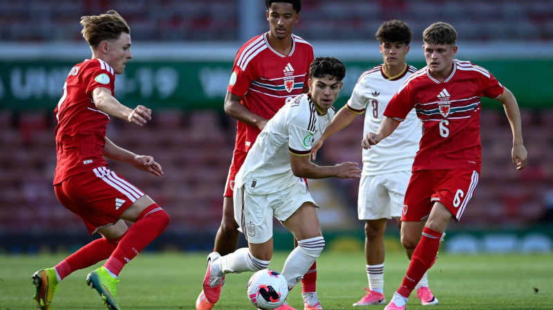 Mirklis Velsas un Spānijas U19 izlašu cīņā Reksemā. Foto: Barry Mitchell/Colorsport/Scanpix