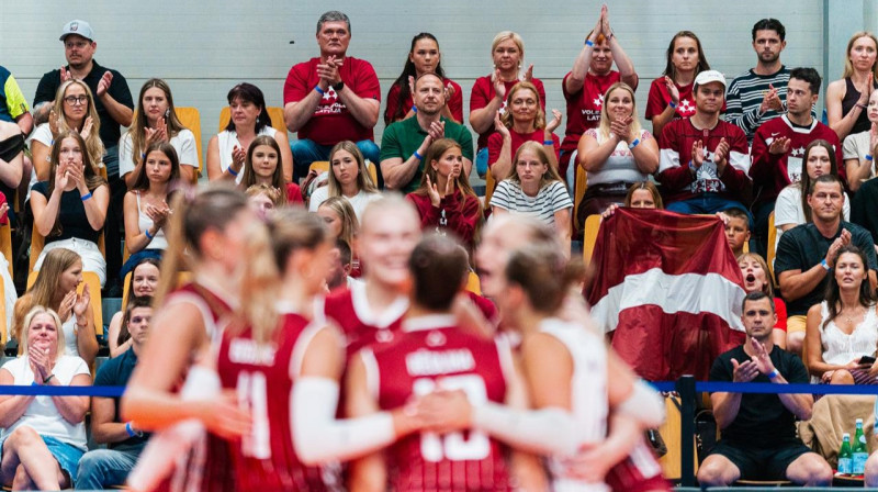 Latvijas U18 volejbolistes un līdzjutēji. Foto: CEV
