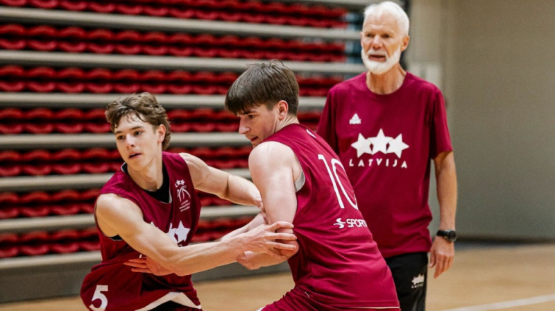 Reds Martinsons (#5), Rolands Šulcs (#10) un Ainars Zvirgzdiņš treniņā. Foto: LBS