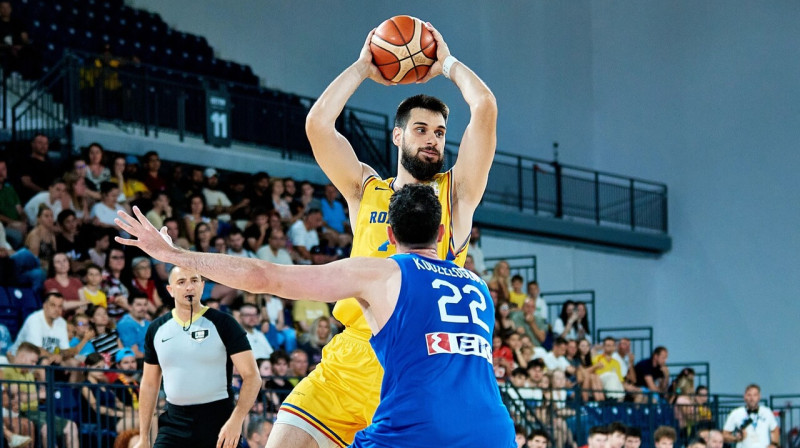 Rumānis Kristians Uta cīņā pret Grieķijas valstsvienību Oradjā. Foto: FIBA
