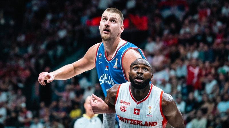 Nikola Jokičs Serbijas cīņā pret Šveices valstsvienību Fribūrā. Foto: FIBA