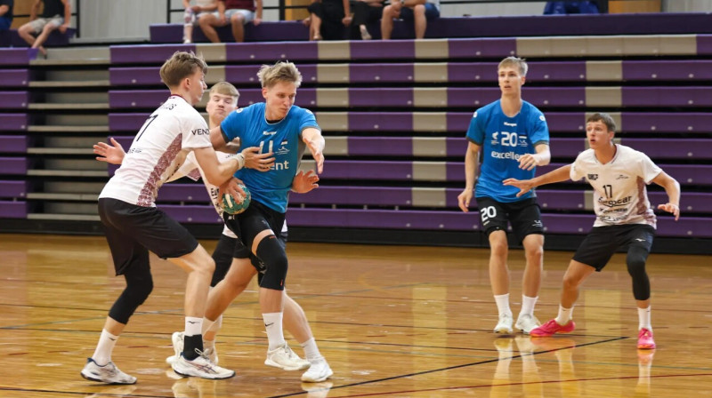 Mirklis Igaunijas un Latvijas U20 valstsvienību spēlē Pelvā. Foto: Helin Potter/Eesti Käsipalliliit