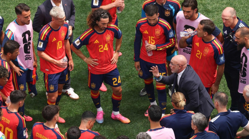 Luiss de la Fuente ūdens pauzes laikā. Foto: AP/Scanpix