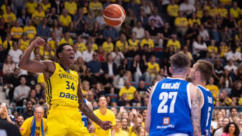 Zviedrs Bobijs Klintmans cīņā pret Čehijas valstsvienību Stokholmā. Foto: FIBA